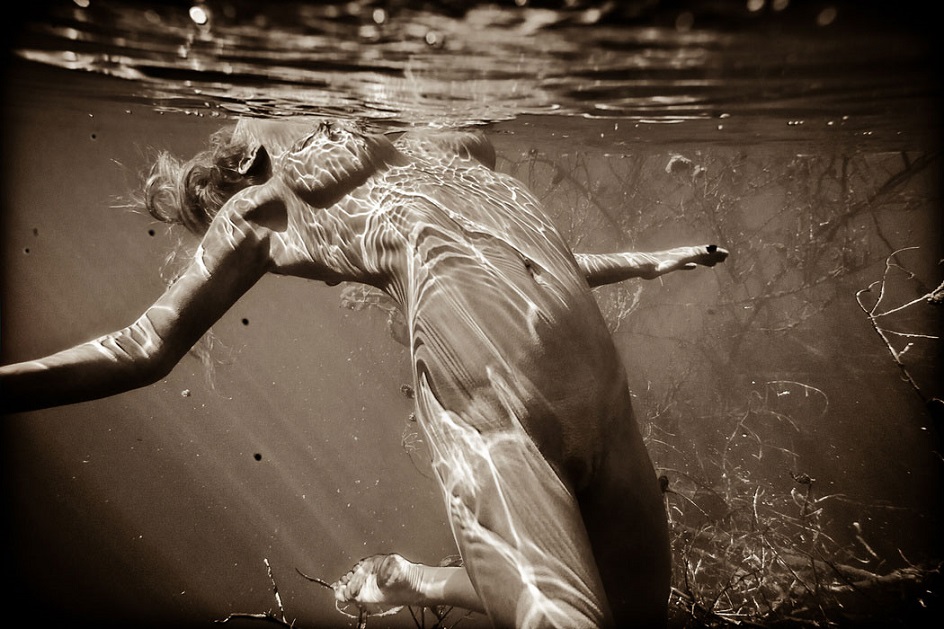 Стройная голая девушка в воде